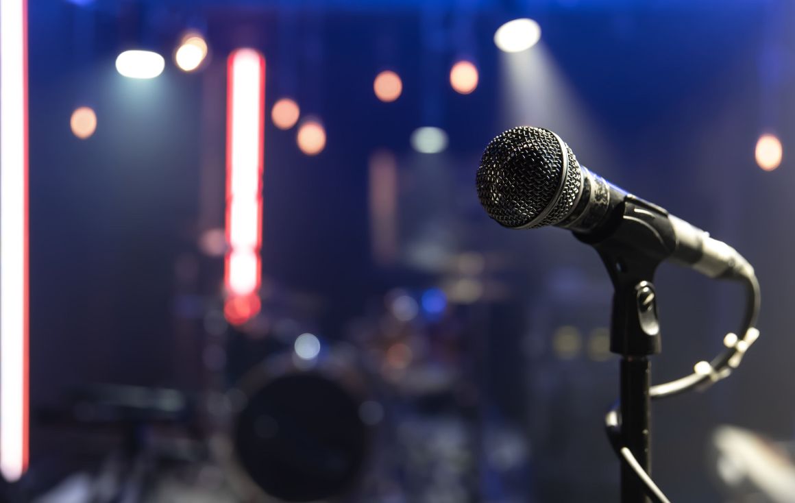 close-up-microphone-concert-stage-with-beautiful-lighting (1)